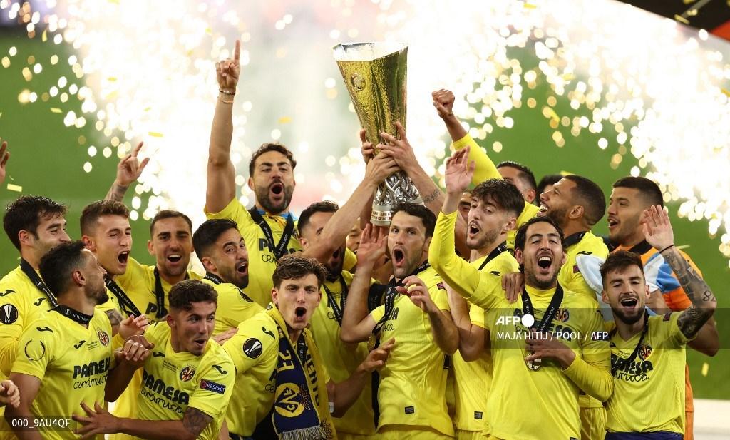 para-pemain-villarreal-mengangkat-trofi-setelah-memenangkan-pertandingan.jpg