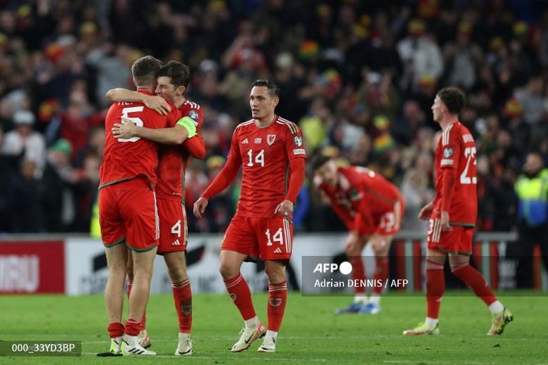 para-pemain-wales-merayakan-peluit-akhir-pertandingan-sepak-bola-kualifikasi-grup-d-uefa-euro-2024.jpg