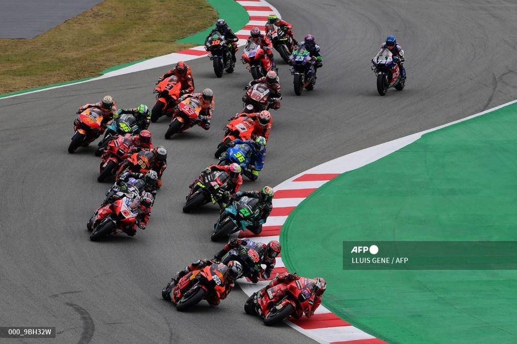 para-pembalap-berkompetisi-pada-awal-balapan-motogp-moto-grand-prix-de-catalunya.jpg