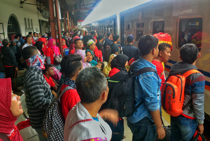 para-pemudik-di-stasiun-pasar-senen_20150711_130312.jpg