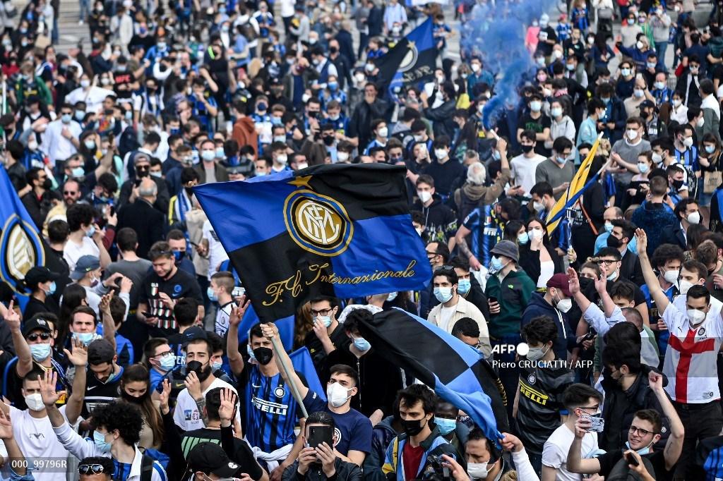 para-pendukung-inter-milan-merayakan-kemenangan-di-piazza-duomo.jpg