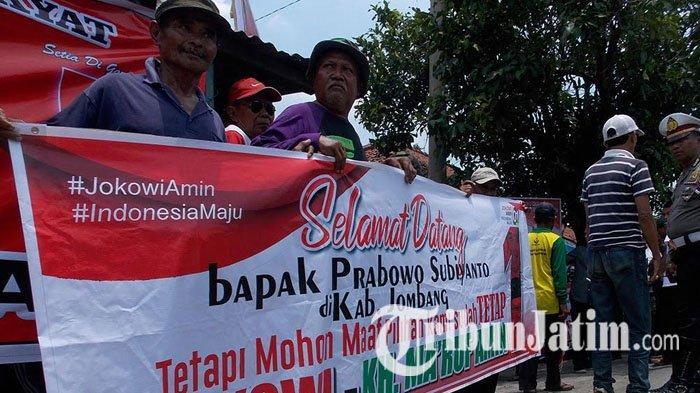 para-pendukung-jokowi-maeuf-amin-membeber-spanduk-menyambut-kedatangan-prabowo-subianto.jpg