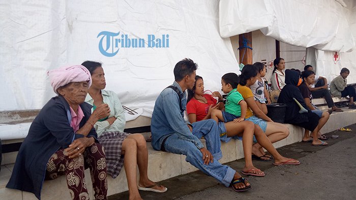 para-pengungsi-gunung-agung_20180713_081456.jpg