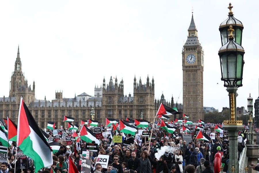 para-pengunjuk-rasa-pro-palestina-di-inggris-menentang-genosida-oleh-israel-di-gaza.jpg