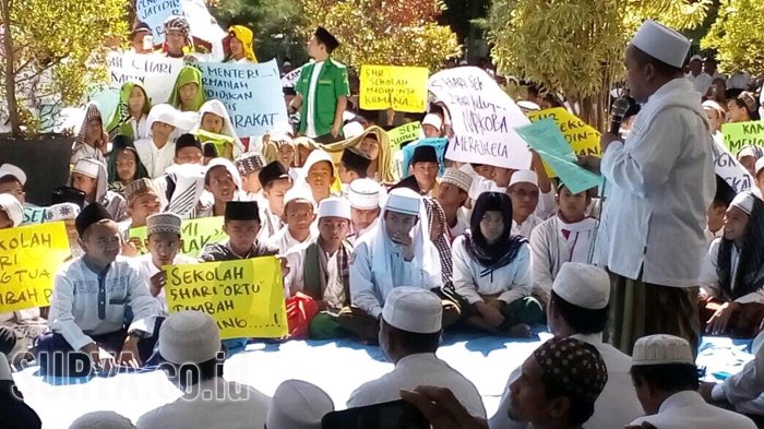 para-santri-dan-pengajar-madrasah-diniyah-di-pasuruan-menggelar-aksi_20170614_204240.jpg