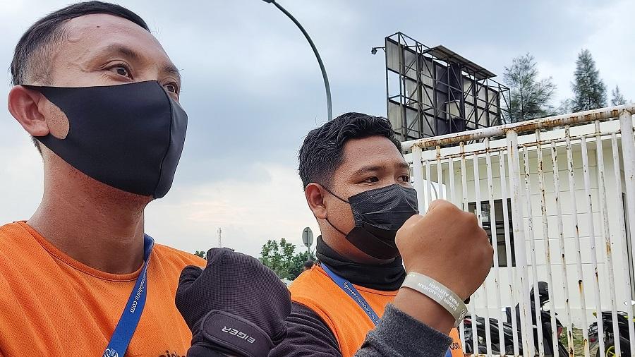 para-steward-atau-petugas-penjaga-di-stadion-pakansari.jpg
