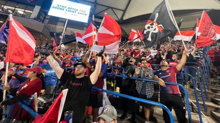 para-suporter-fc-dallas-el-matador-mengibarkan-bendera-merah-putih-di-mls.jpg