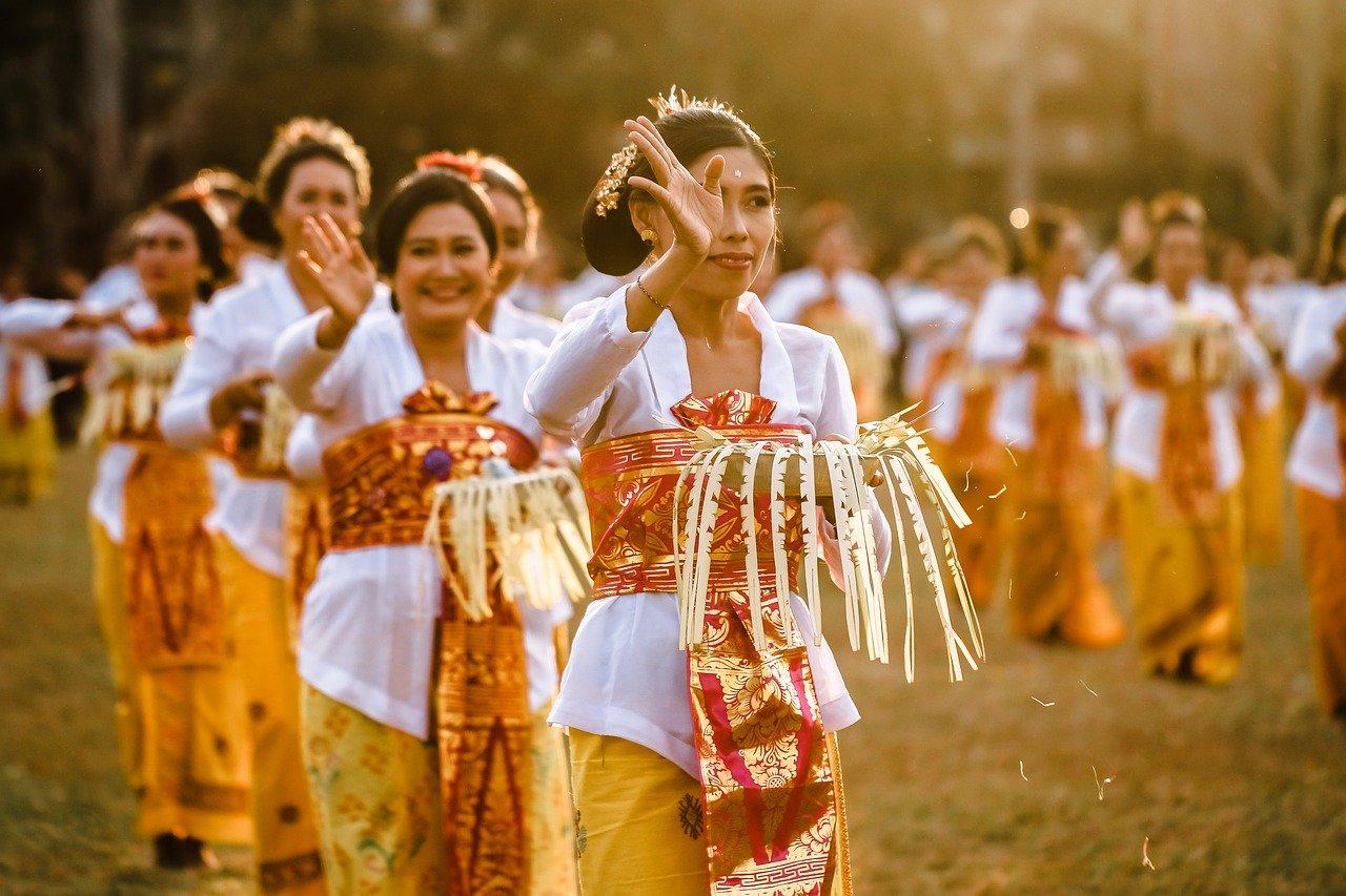 para-wanita-yang-sedang-melakukan-tradisi-bali.jpg