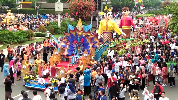 parade-batik-nusantara-sebagai-penutup-rangkaian-acara-pesta-batik-indonesia_20171001_170727.jpg