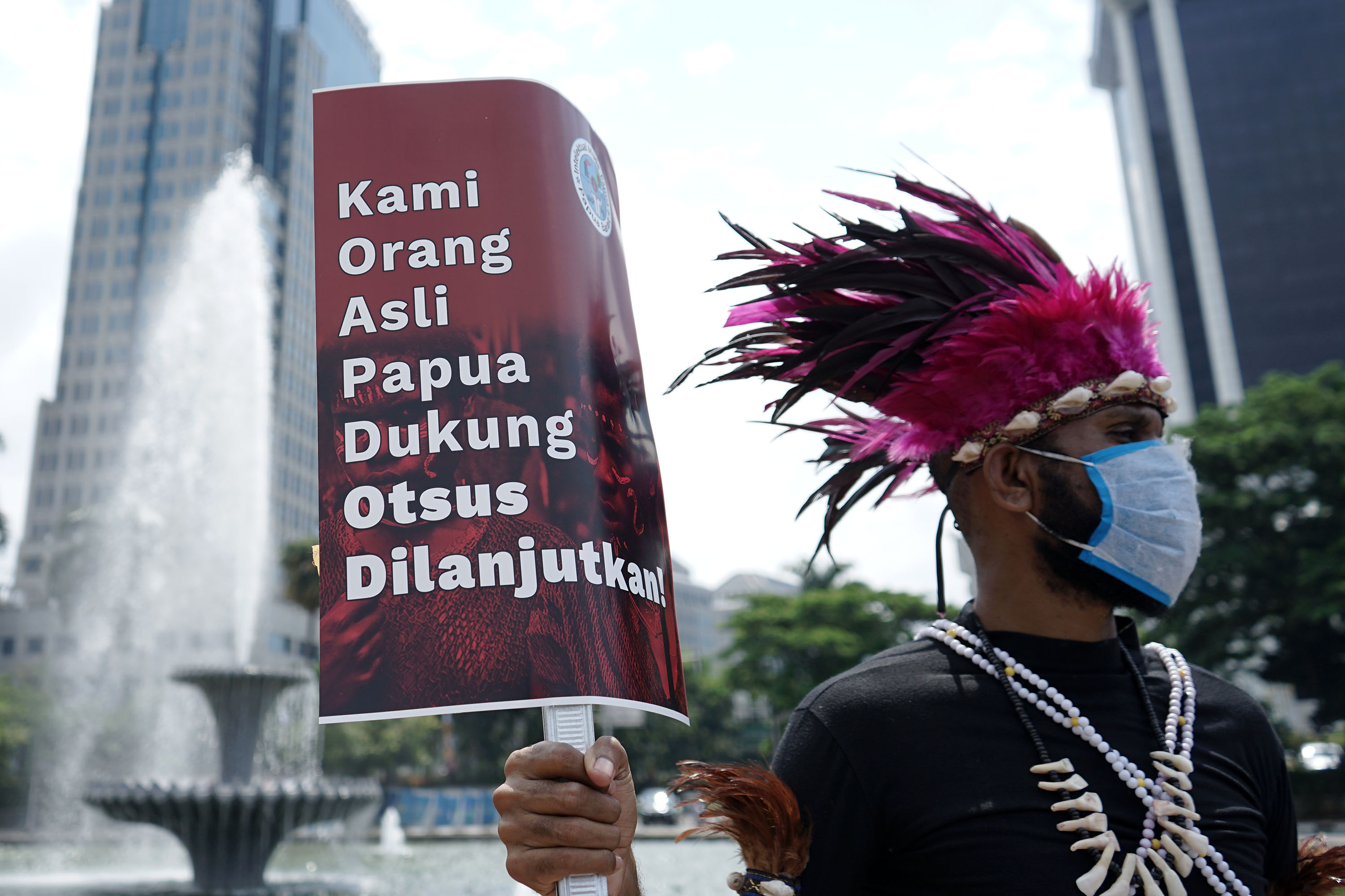 parade-budaya-dukung-otsus-papua_20210301_214703.jpg