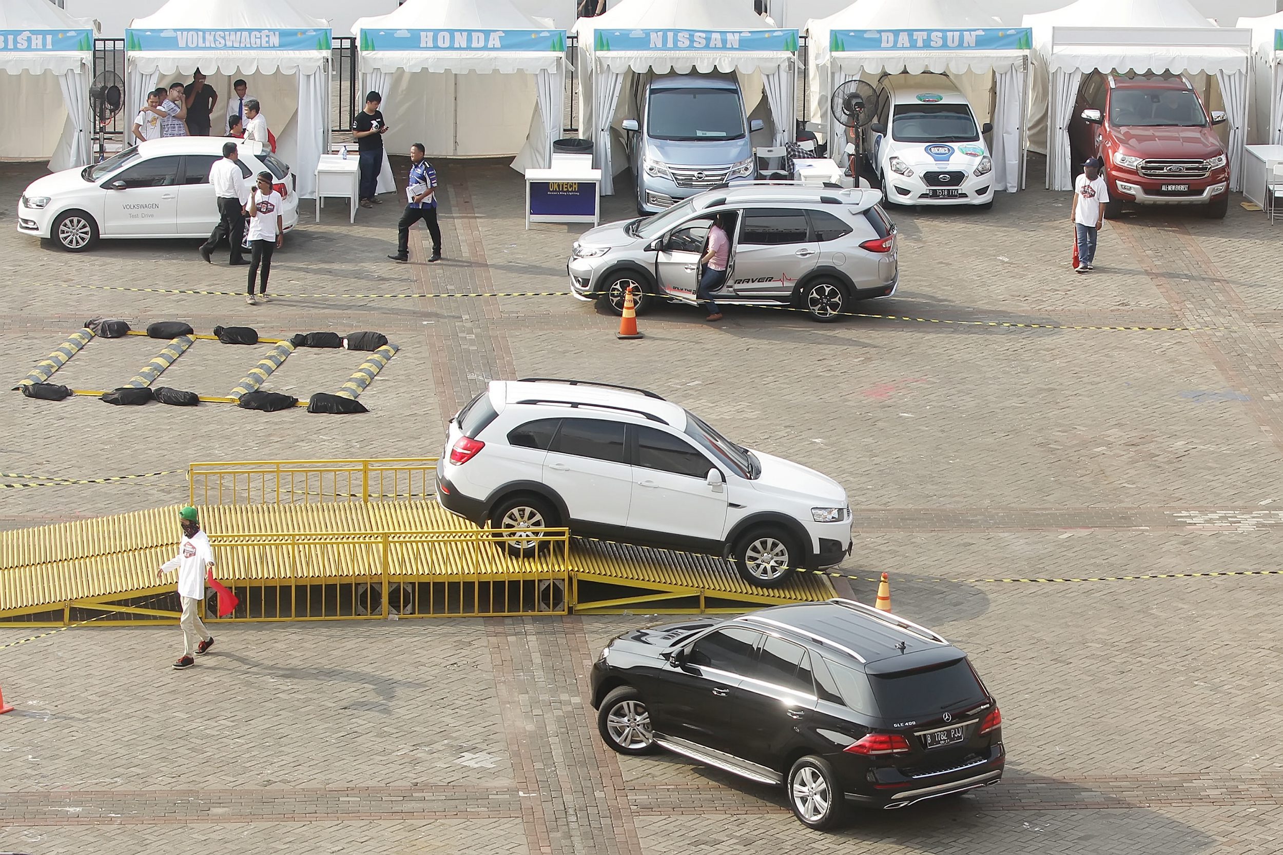 parade-test-drive-pengunjung-pameran-iims-2016_20160410_205523.jpg