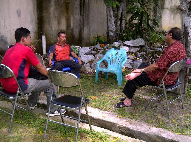parhan-ali-santai-dibelakang-rumahnya-di-jalan-raya-peltim-muntok_20151208_190355.jpg