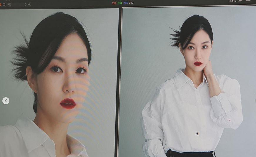 park-soo-ryun-di-sesi-pemotretan-menggunakan-lipstick-berwarna-merah.jpg