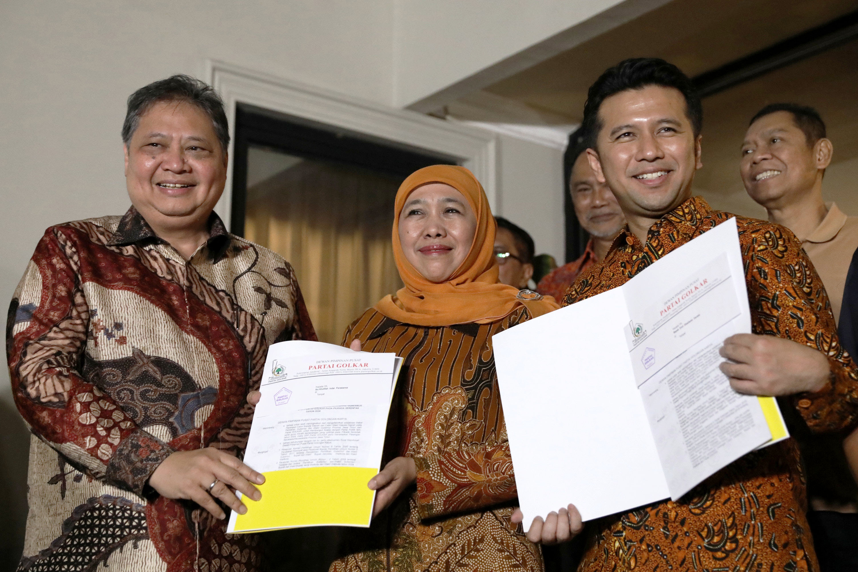 partai-golkar-resmi-usung-khofifah-dan-emil-dardak_20240517_205127.jpg