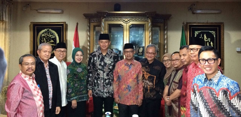 pasangan-agus-yudhoyono-sylviana-murni-bersama-ketua-umum-pan-ke-pp-muhammadiyah_20161007_132254.jpg