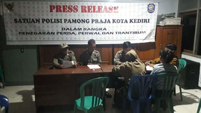 pasangan-bukan-suami-istri-terjaring-razia.jpg