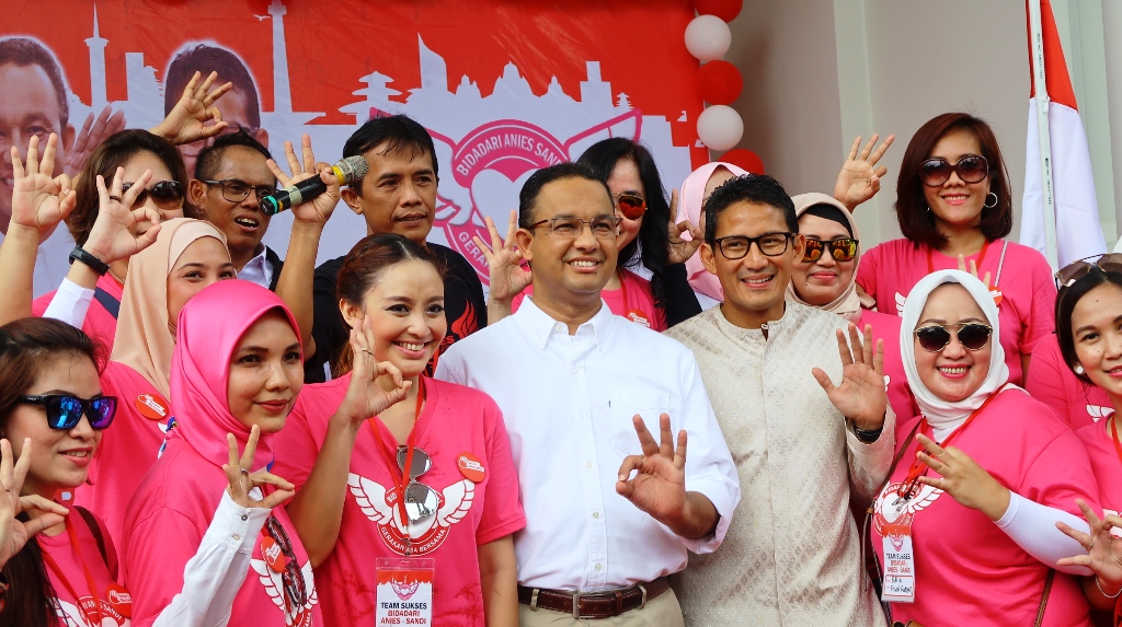 pasangan-calon-anies-baswedan-sandiaga-uno-menghadiri-acara-deklarasi-relawan-perempuan_20161219_120016.jpg
