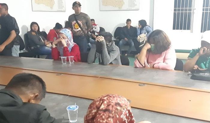 pasangan-mesum-diinterogasi-satpol-pp.jpg
