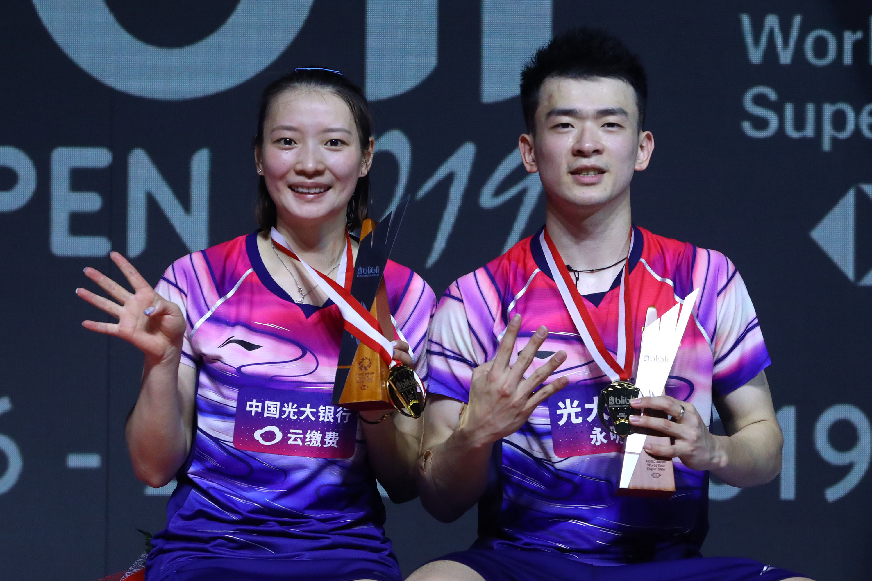 pasangan-zheng-si-wei-dan-huang-ya-qiong-juara-ganda-campuran_20190721_194731.jpg