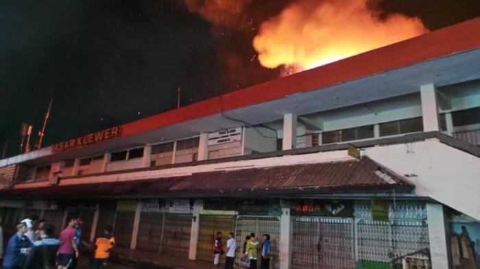 pasar-klewer-terbakar_20141227_211249.jpg