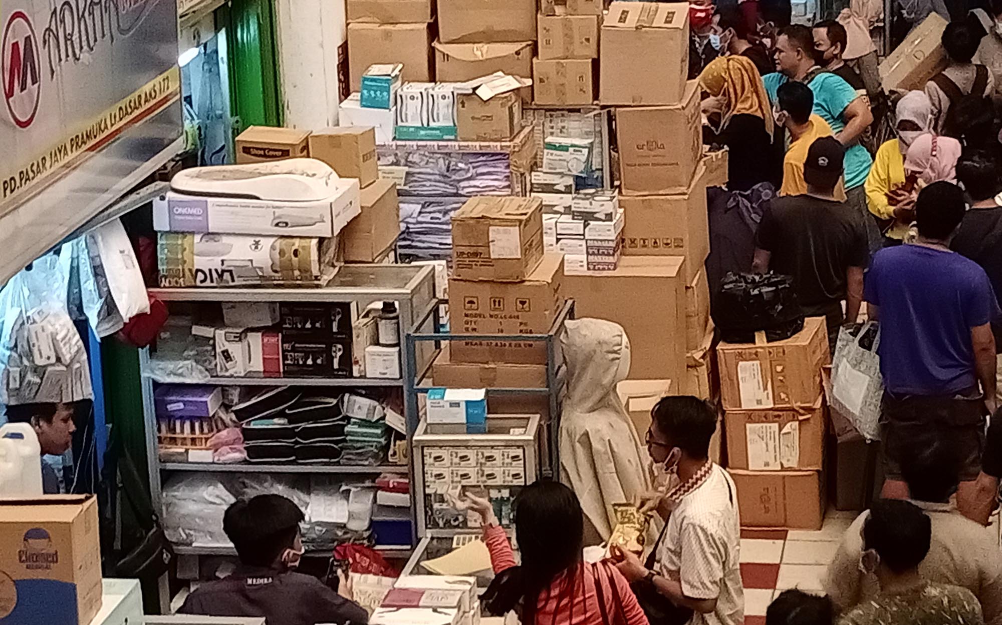 pasar-obat-pramuka-dipadati-pengunjung_20210630_211941.jpg