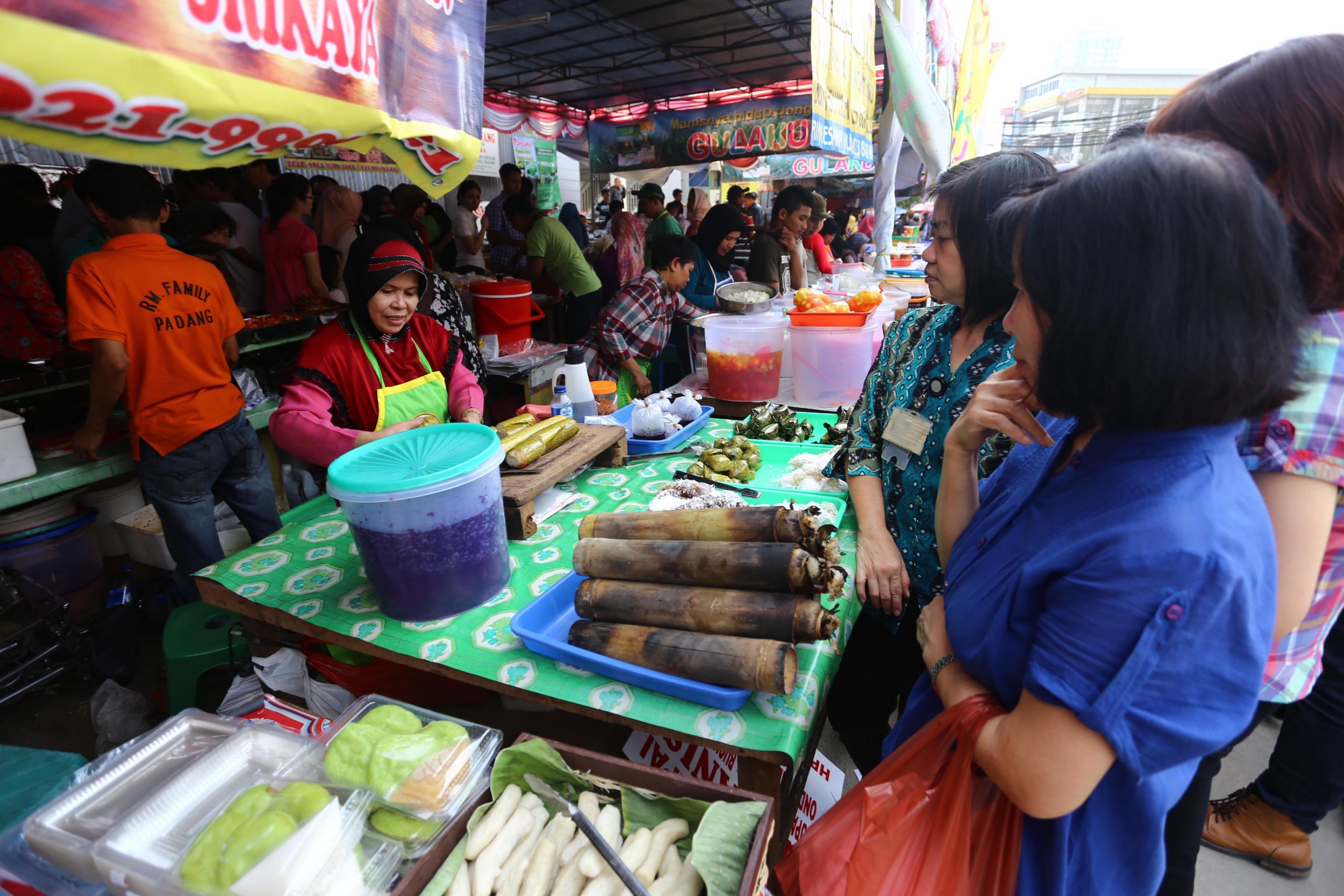 pasar-takjil-bendungan-hilir-rame-pembeli_20150619_153253.jpg