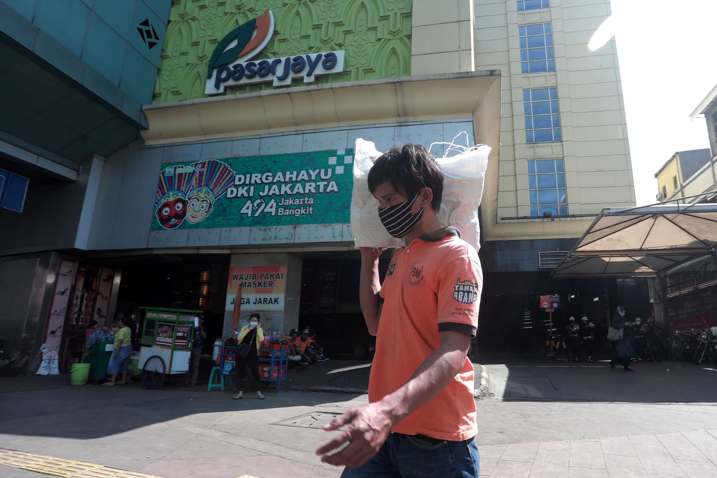 pasar-tanah-abang-kembali-buka_20210726_170855.jpg