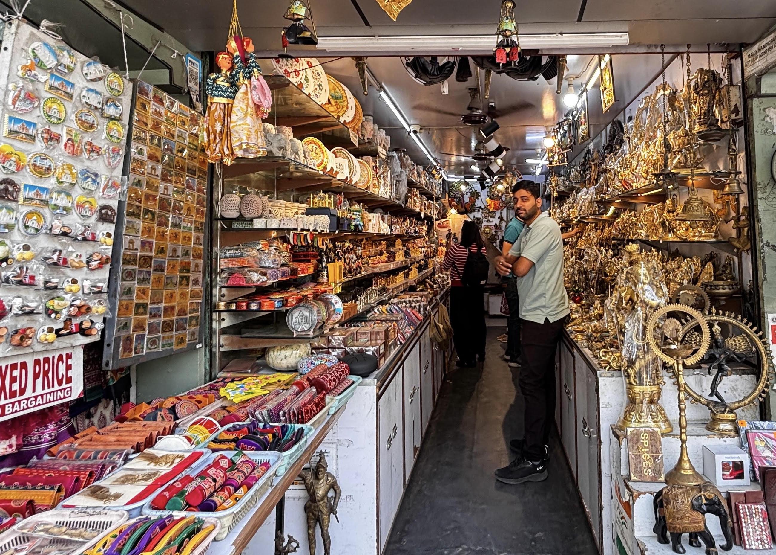 Menemukan Lokal di New Delhi: Saat Bahasa Indonesia Terdengar di Lorong Janpath Market