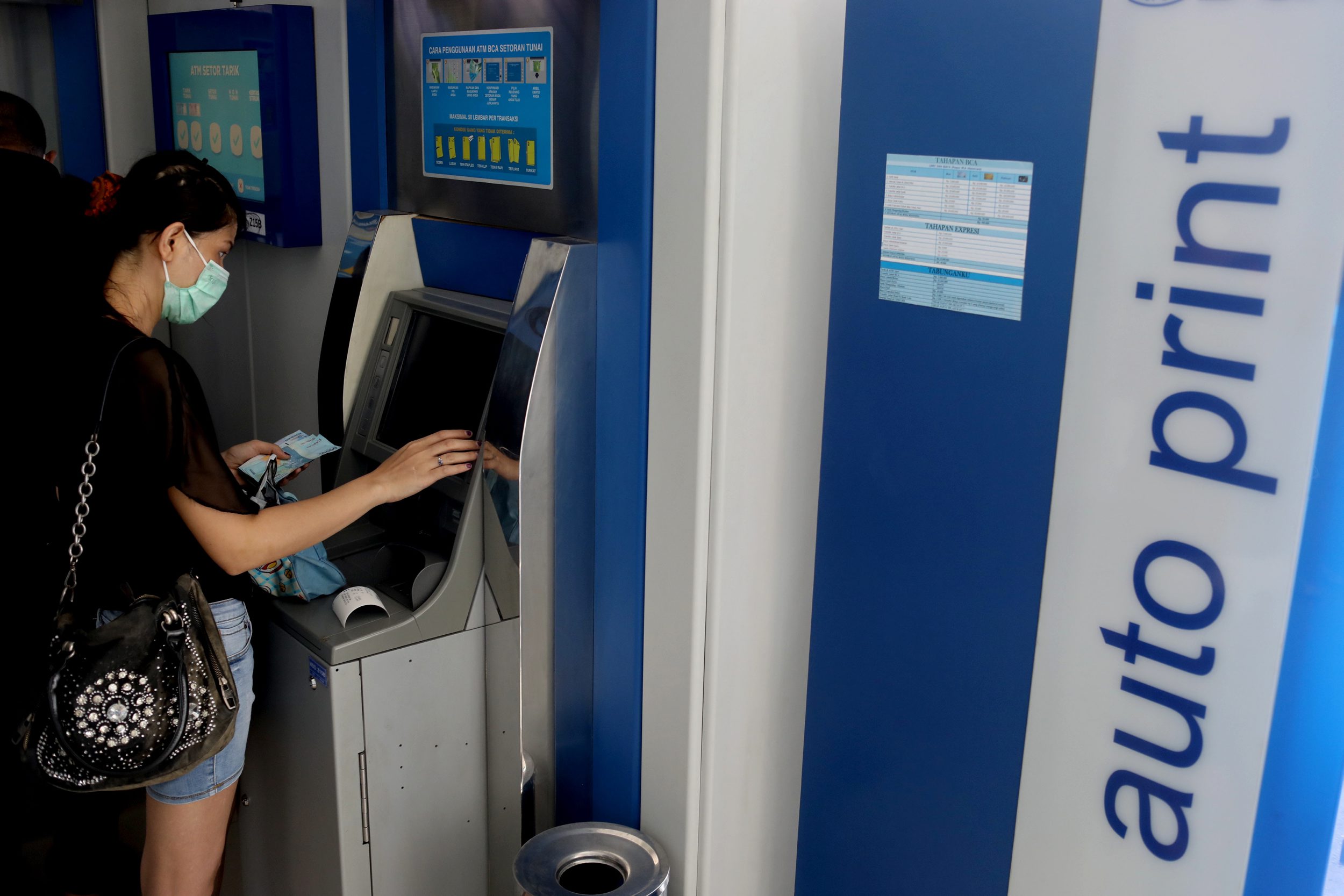 pasca-gempa-palu-donggala-warga-gunakan-atm_20181008_000147.jpg