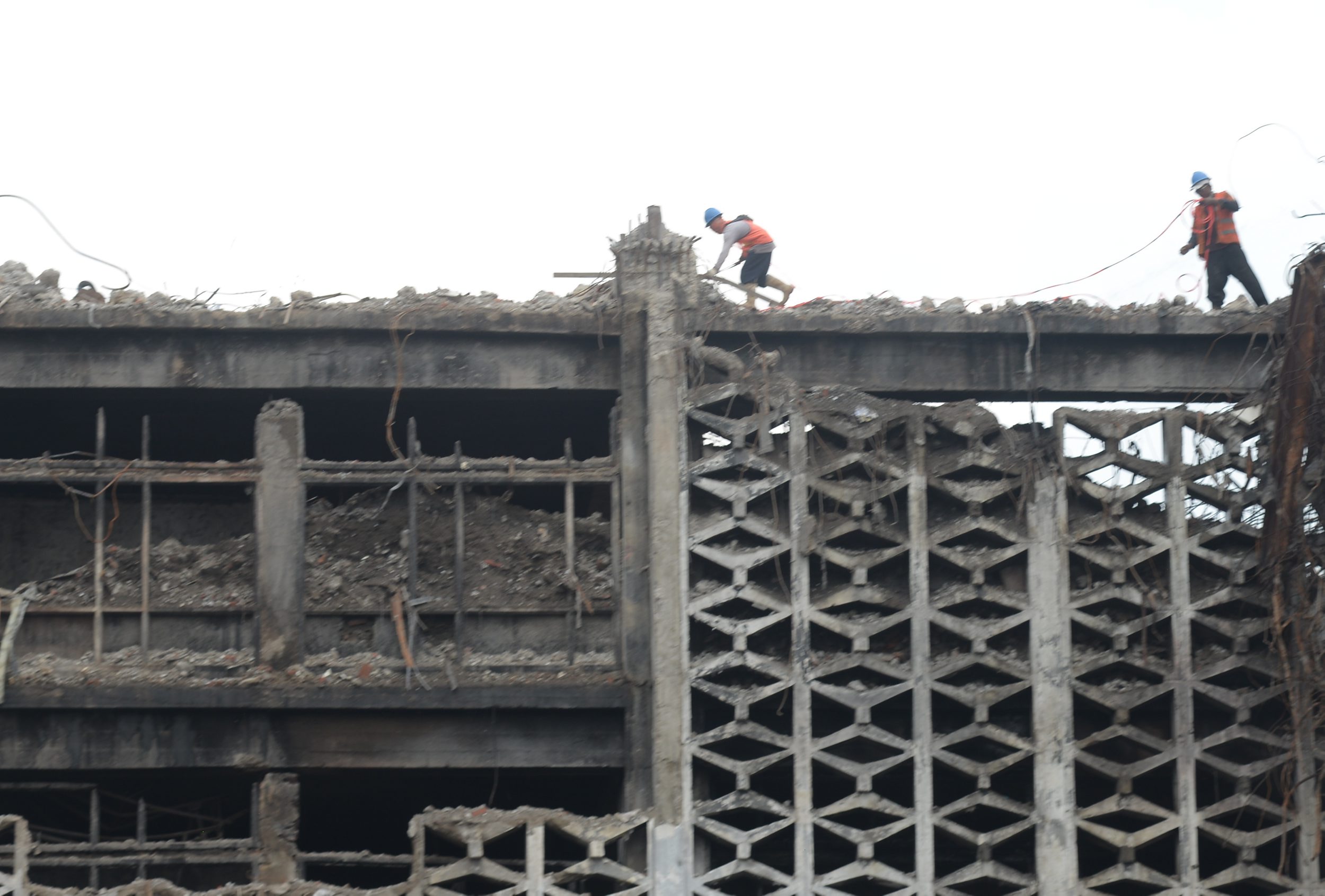pasca-kebakaran-gedung-kejagung-mulai-dibongkar_20210414_190124.jpg