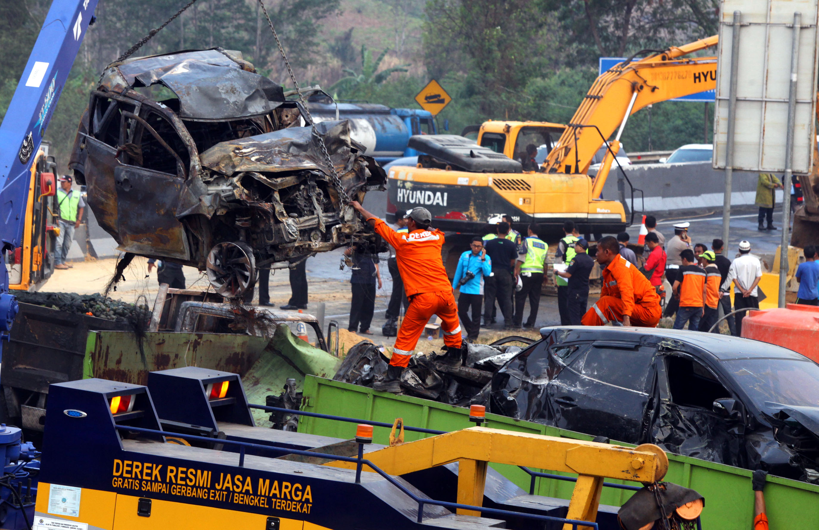 pascatabrakan-beruntun-di-tol-cipularang-km-91_20190902_223428.jpg