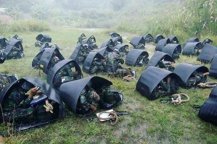 pasukan-raider-tidur-di-bawah-matras-saat-hujan_20180528_002415.jpg