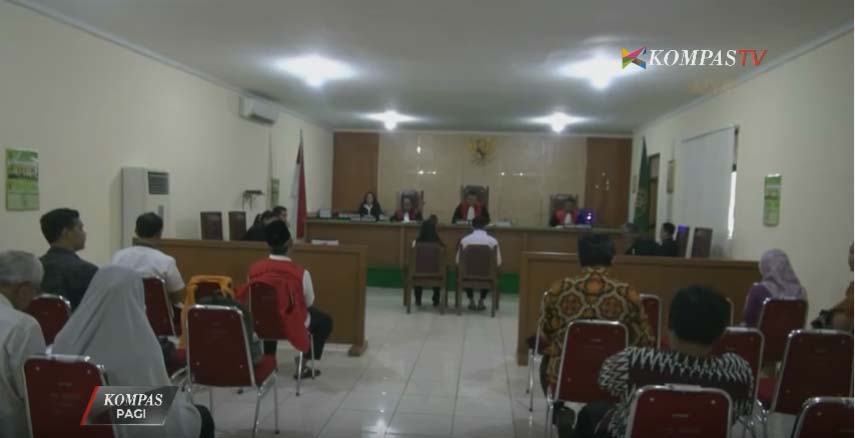 pasutri-terdakwa-vaksin-palsu-jalani-sidang-perdana_20161112_135440.jpg