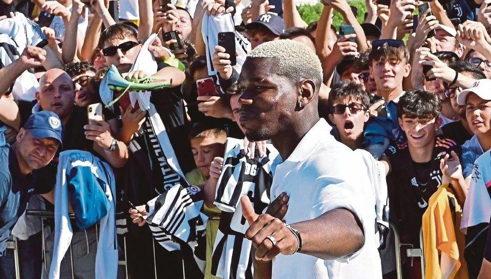 paul-pogba-disambut-fans-juventus-yang-berdiri-rapih-memanjang.jpg
