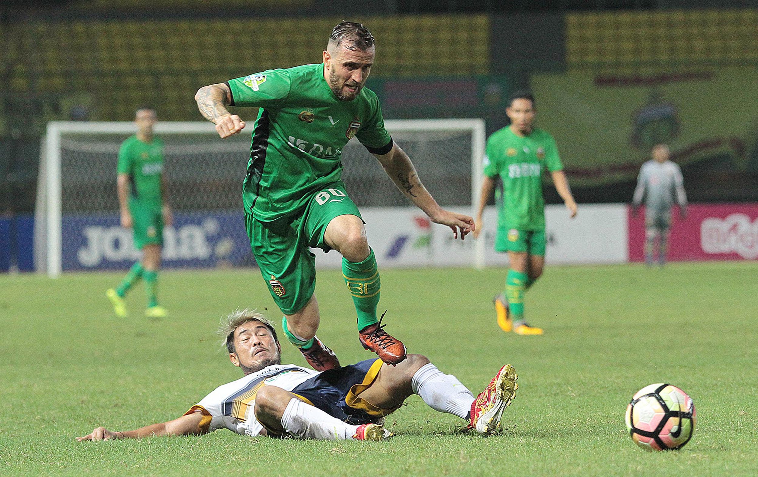 paulo-sergio-loncati-pemain-persela-yang-terjatuh_20171030_133627.jpg
