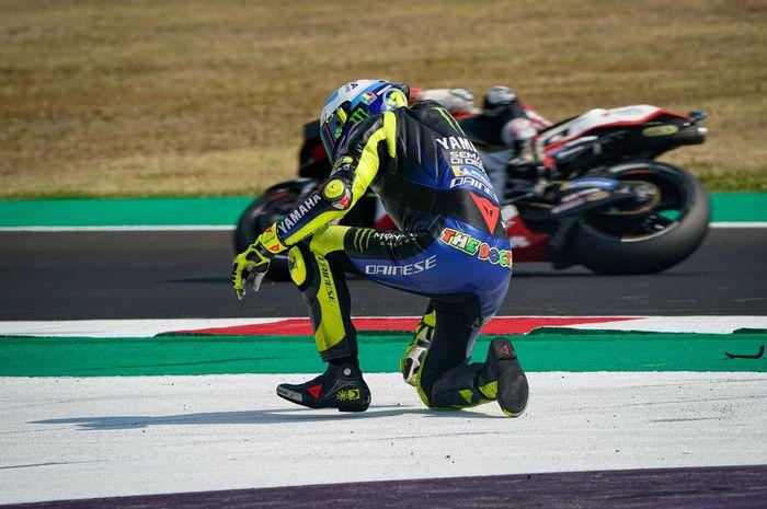 pebalap-monster-energy-yamaha-valentino-rossi-terjatuh.jpg