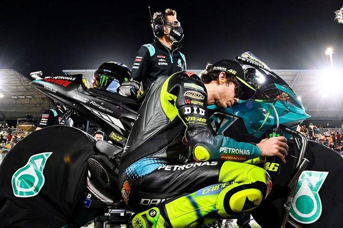 pebalap-petronas-yamaha-srt-valentino-rossi-21.jpg