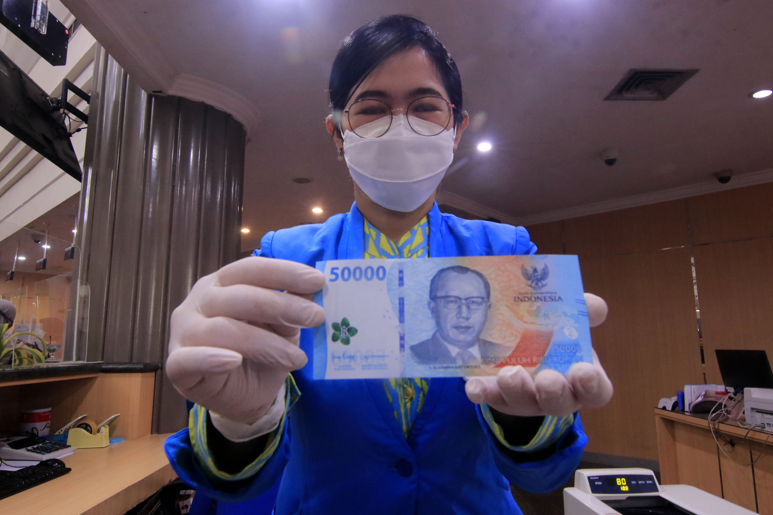 pecahan-uang-rupiah-baru-di-bankaltimtara-samarinda_20220908_063628.jpg