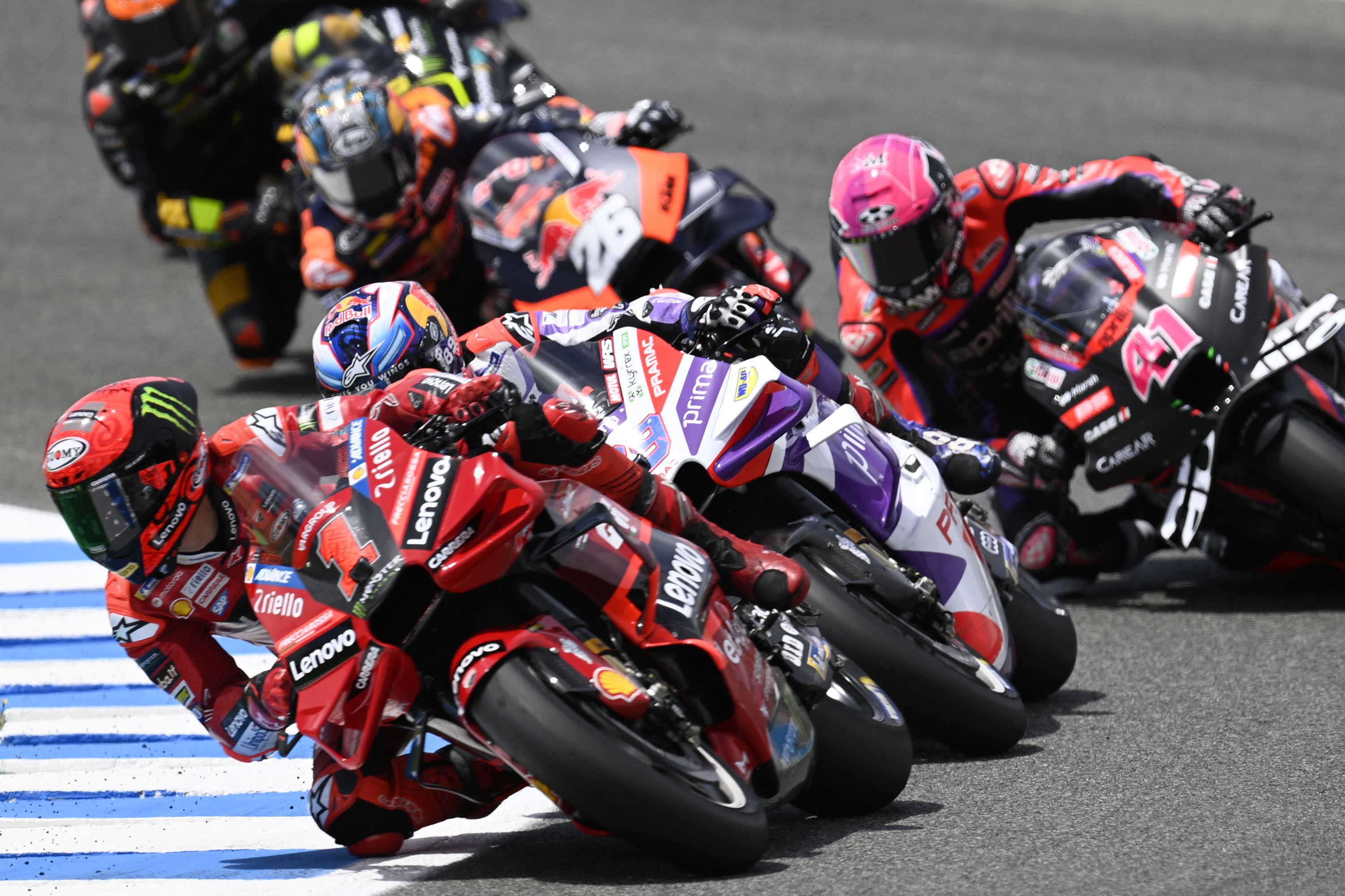 pecco-bagnaia-juara-motogp-spanyol-kalahkan-duet-ktm_20230501_055825.jpg