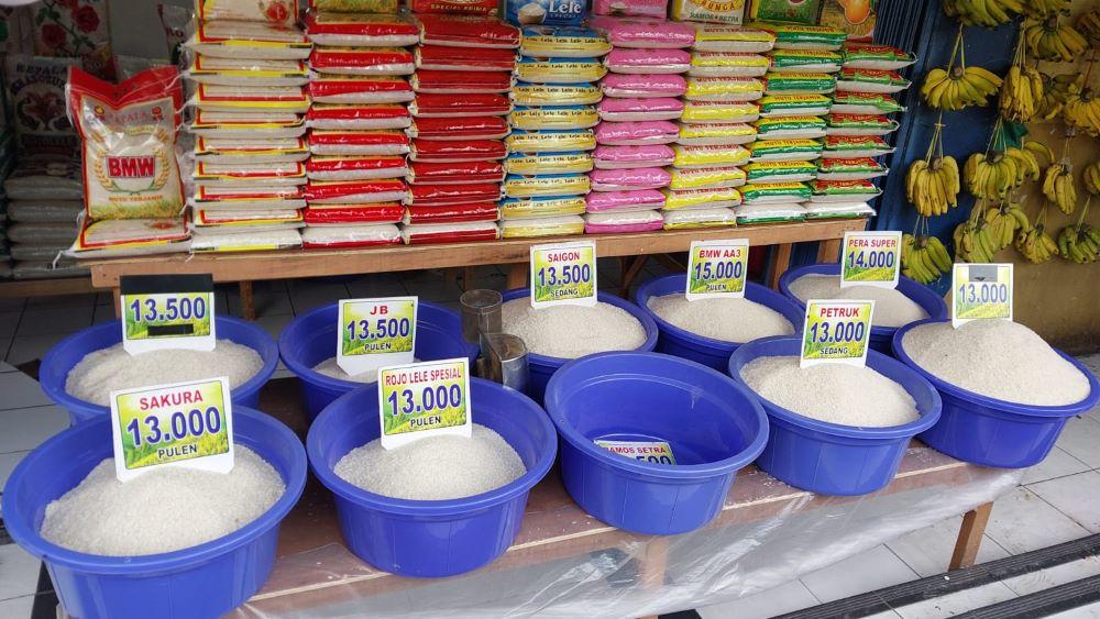 pedagang-beras-eceran-di-pasar-kramatjati-jakarta-timur-minggu-1122024.jpg