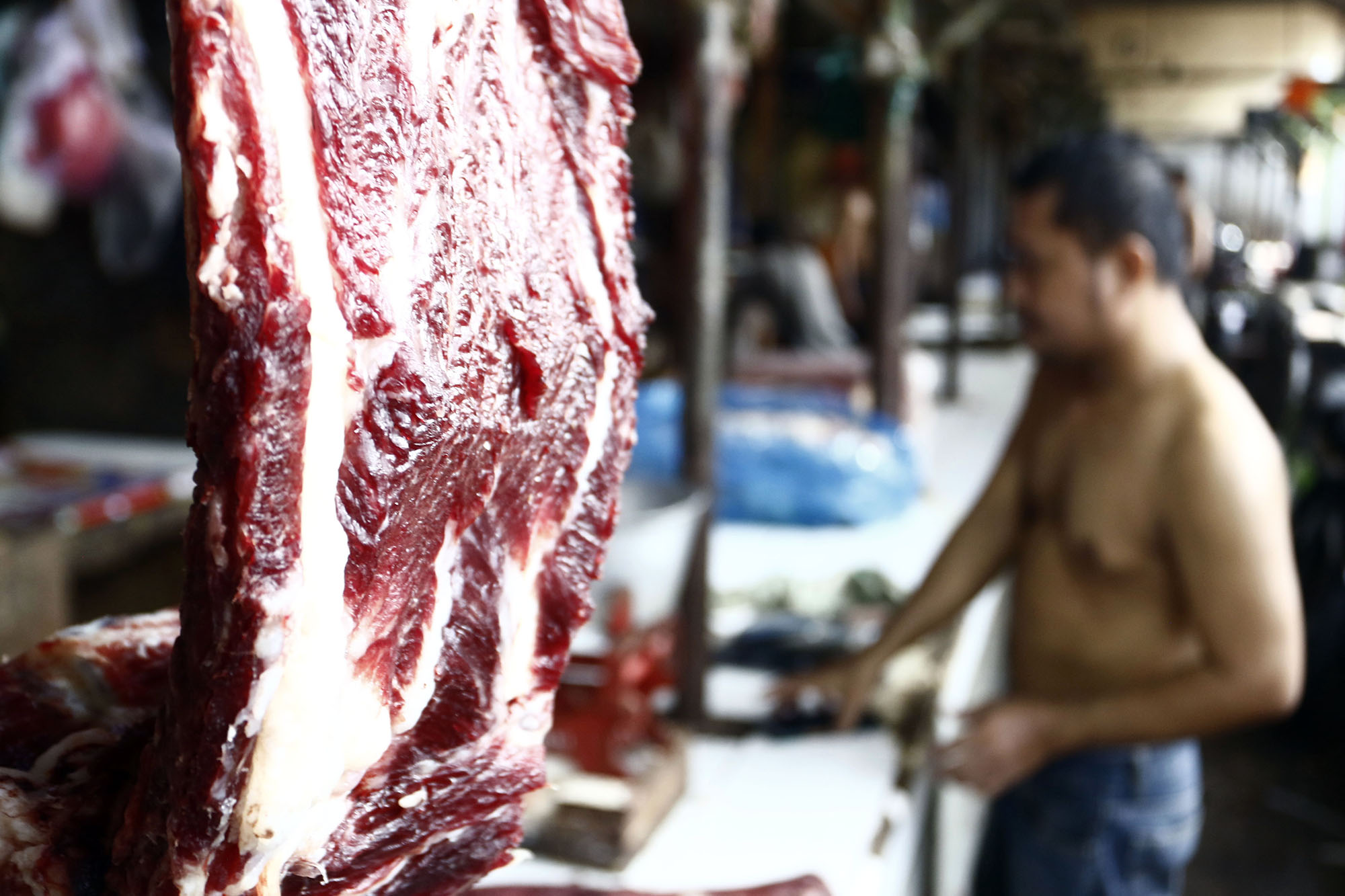 pedagang-daging-sapi-di-pasar-benhil-jakarta_20230421_114157.jpg
