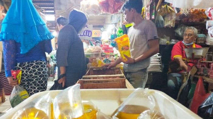 pedagang-minyak-goreng-di-pasar-rangkasbitung-kabupaten-lebak.jpg