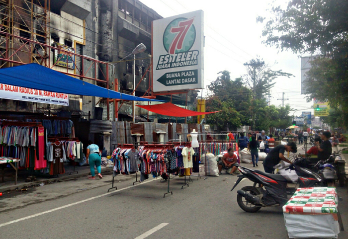 pedagang-pasar-aksara-mulai-blokir-jalan_20160726_124958.jpg