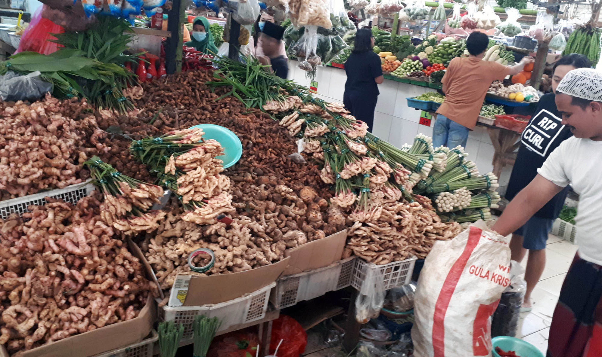 pedagang-pasar-jajakan-empon-empon_20200318_201630.jpg
