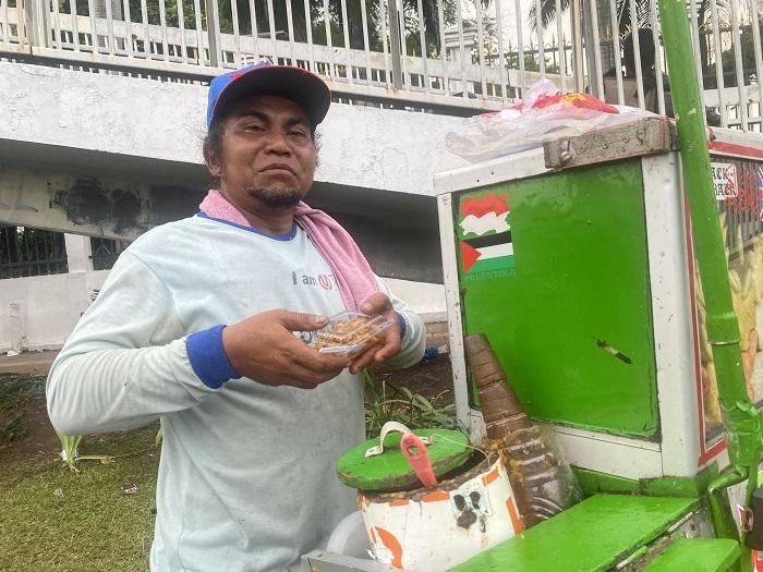 Ricuh di Depan Gedung DPR, Pedagang Ini Pilih Tinggalkan Dagangannya Meski Dilanda Rasa Khawatir
