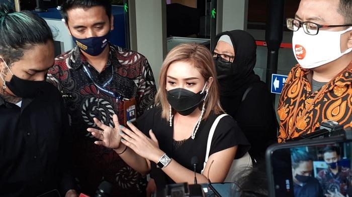 pedangdut-cita-rahayu-alias-cita-citata-usai-menjalani-pemeriksaan.jpg