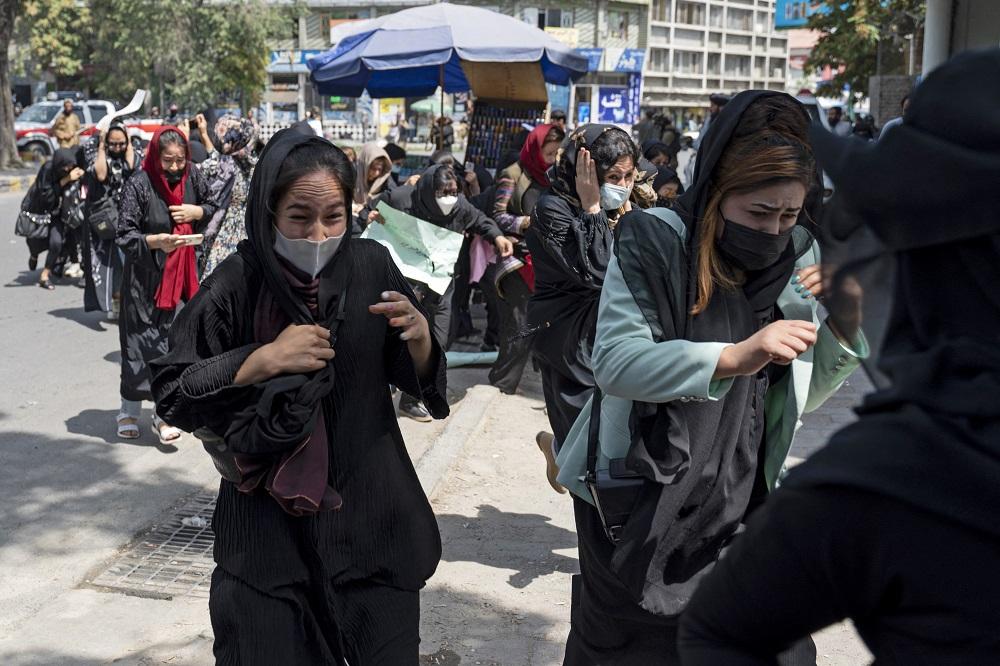 pejuang-taliban-memukuli-pengunjuk-rasa-wanita.jpg