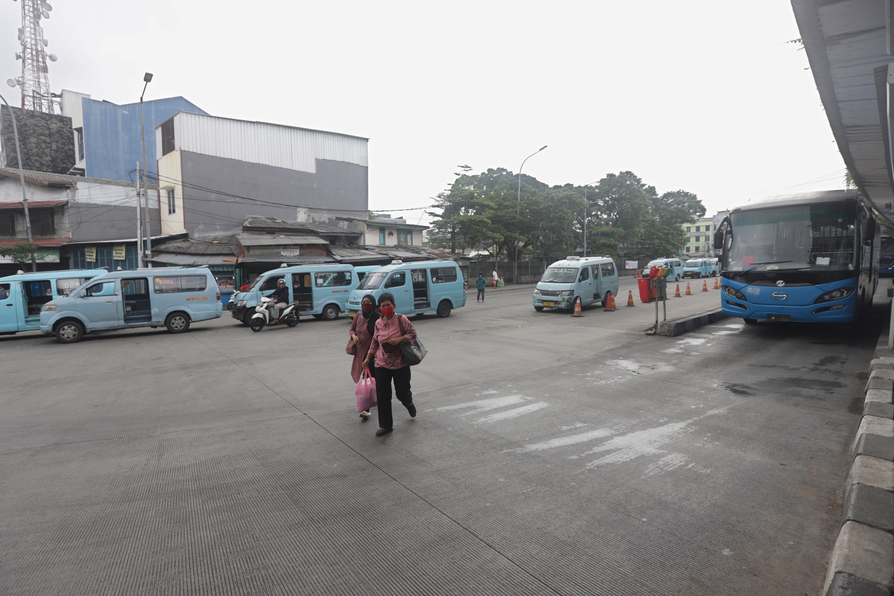 pelaksanaan-psbb-terminal-dalam-kota-sepi-penumpang_20200413_131755.jpg