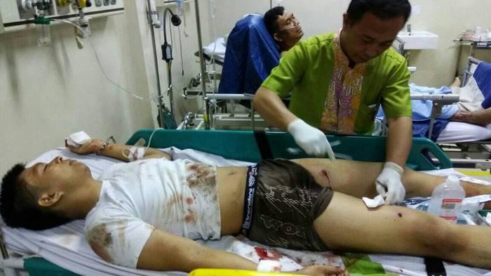 pelaku-penusuk-polisi-saat-dibersihkan-darahnya-dan-diinfus_20161020_193215.jpg