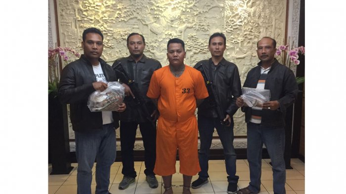 pelaku-penusukan-anggota-polda-bali_20170923_130858.jpg